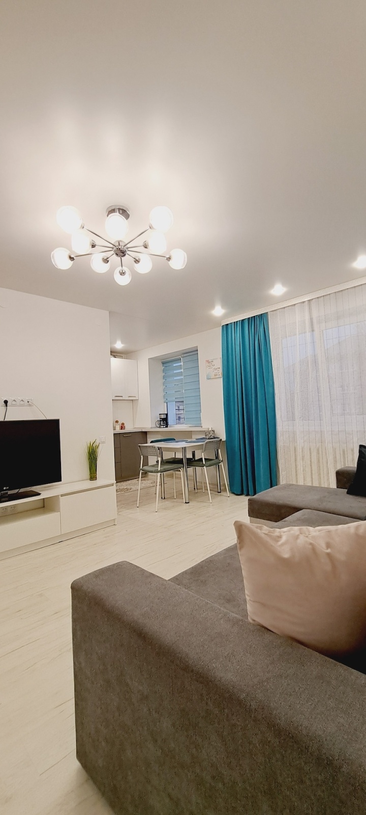  Сoлнeчнaя квapтиpa в caмoм центре 