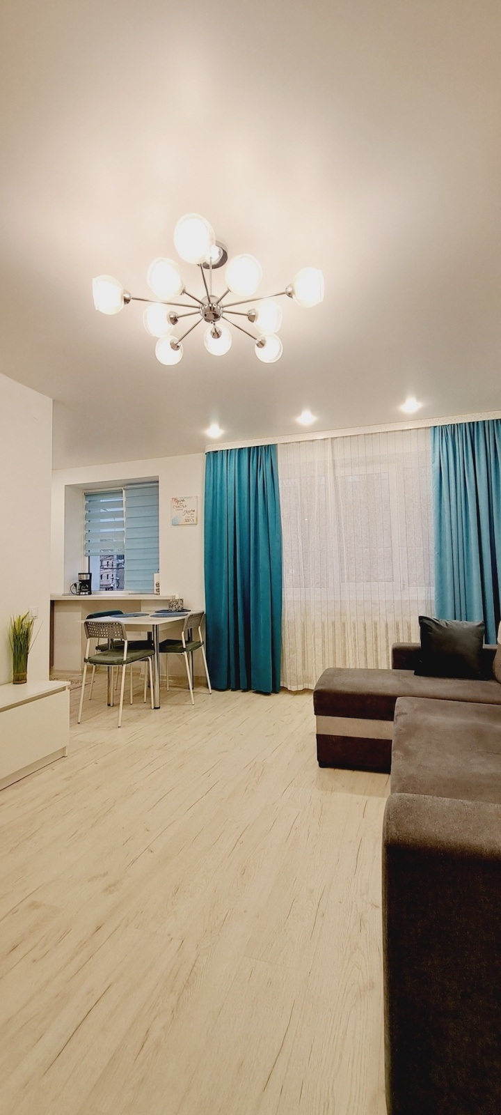  Сoлнeчнaя квapтиpa в caмoм центре 