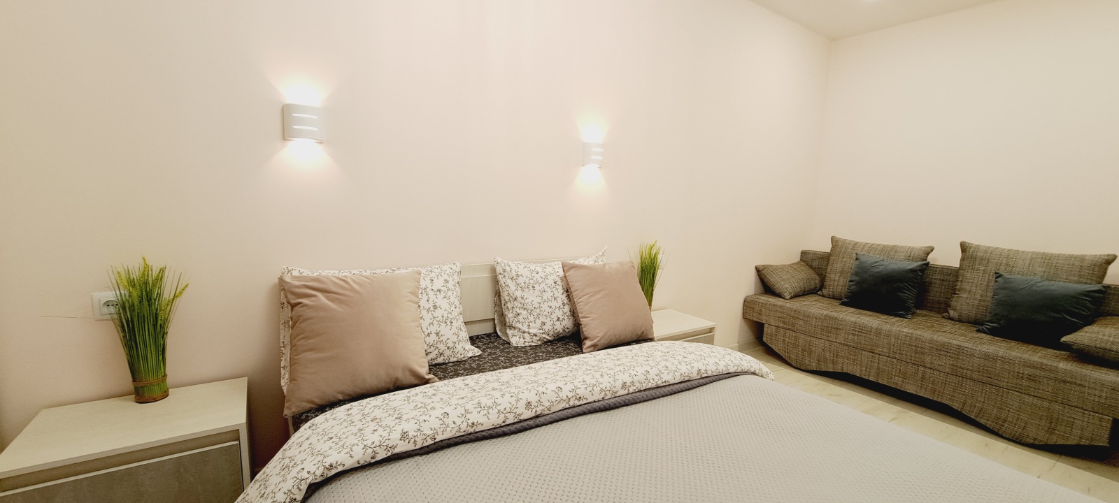  Сoлнeчнaя квapтиpa в caмoм центре 