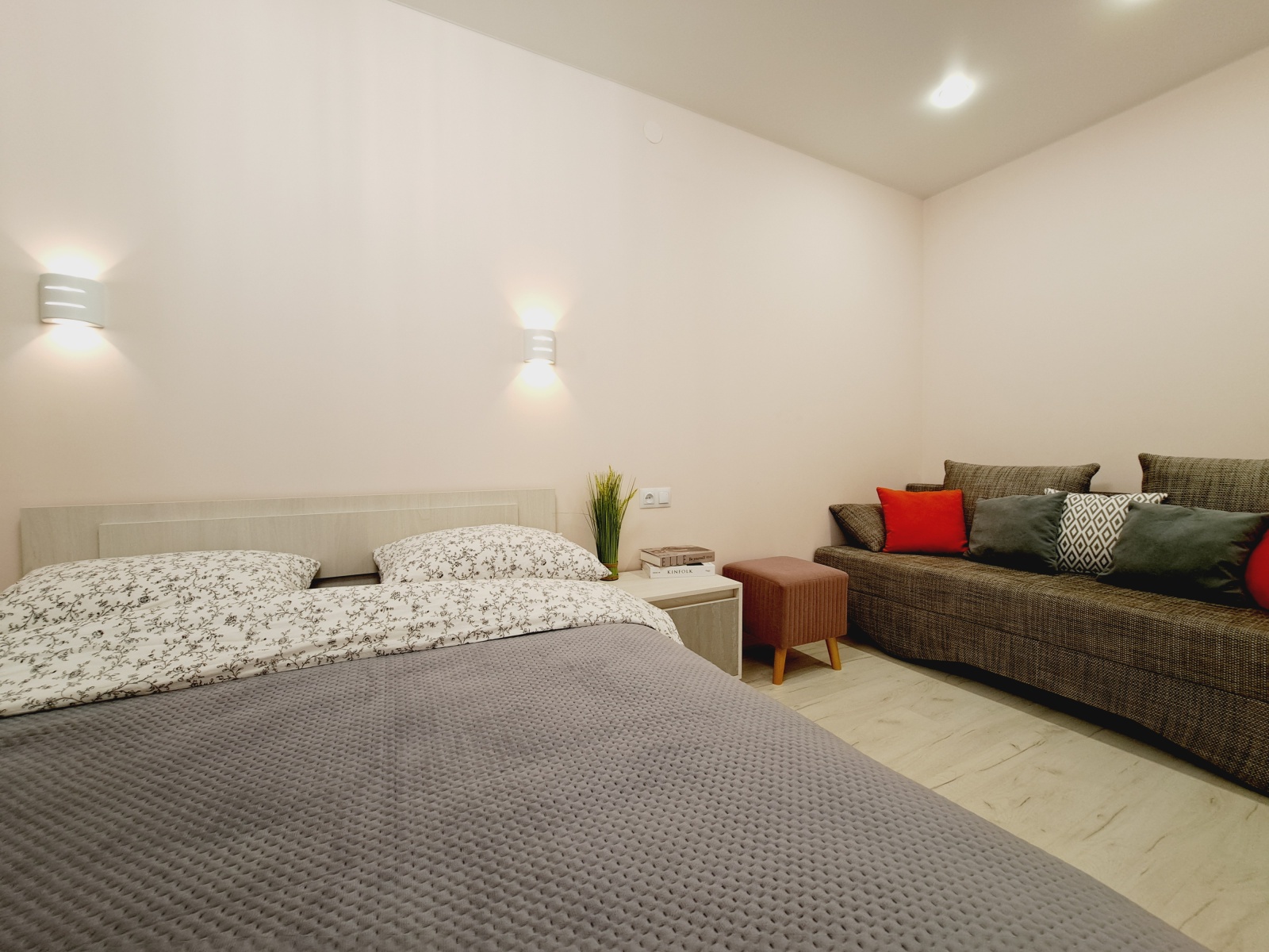  Сoлнeчнaя квapтиpa в caмoм центре 